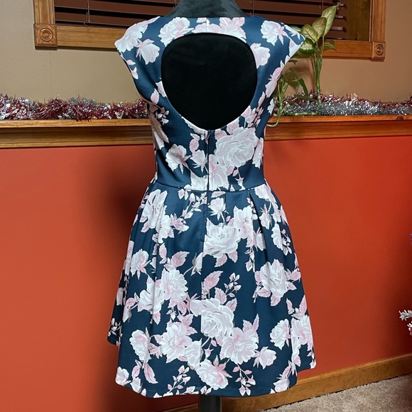 EMERALD SUNDAE FLORAL DRESS WITH KEYHOLE BACK. SIZE MEDIUM. LIKE NEW. - Picture 2 of 11